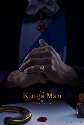 Anillo con el logotipo de Kingsman usado por el duque de Oxford (Ralph Fiennes) como se ve en el póster de The King's Man