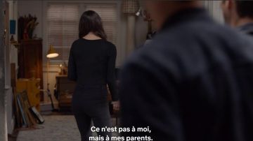 The cart plastic yellow design Joe Colombo-60's Jules (Marianne Rendón) in Imposters (S01E03)