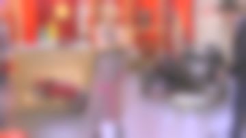 La robe-chemise à fleurs avec motif cachemire, motif de rayures de Sophie Davant dans Affaire conclue