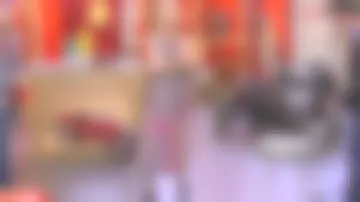 Les sandales hautes en cuir noir façon reptile de Sophie Davant dans Affaire conclue