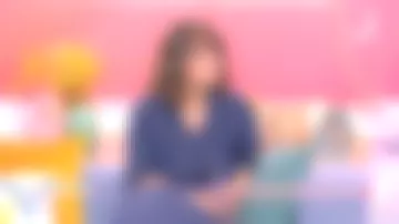 La camisa azul usada por Faustine Bollaert en el espectáculo Ça comienza aujourd'hui