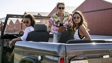 Camiseta sin mangas a rayas blancas usada por Elena Houghlin (Naomi Scott) en Los ángeles de Charlie