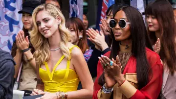 Les lunettes de soleil rondes blanches portées par Naomi Campbell dans Making the Cut (Saison 1)