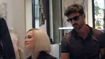 Polo marrón ajustado usado por Massimo (Michele Morrone) en 365 días