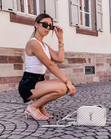 Los zapatos de tacón beige que lleva Laura R en su cuenta de Instagram @laura_r