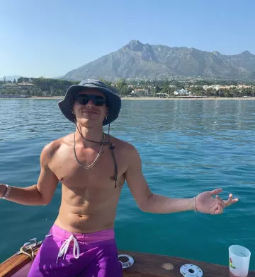 The hat worn by Arón Piper on his account Instagram @aron.piper