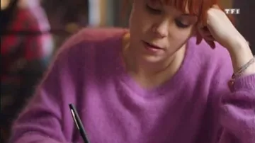 The sweater in pink worn by Amanda (Marion Christmann) in Tomorrow belongs to us (Season 1)