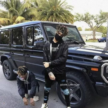 The windproof black Scarlxrd on the account Instagram of @dark_lxrdscar