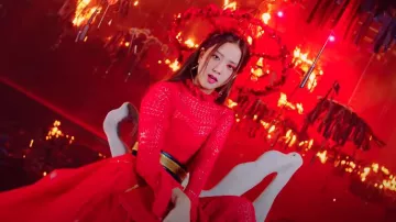 Alexander McQueen Vestido de cuello alto de encaje de ganchillo usado por Jisoo en el video musical How You Like That de BlackPink