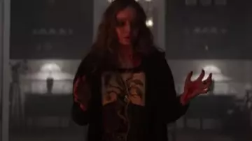 Le sweatshirt noir imprimé blanc oiseaux et arbre porté par Lavinia Gardner (Madeleine Arthur) dans Color Out of Space