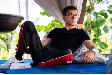 Medio Joggers Rojo y Negro con raya blanca usado por Tom Holland en su cuenta de Instagram @tomholland2013