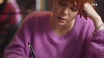 The sweater in pink worn by Amanda (Marion Christmann) in Tomorrow belongs to us (Season 1)