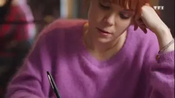 The sweater in pink worn by Amanda (Marion Christmann) in Tomorrow belongs to us (Season 1)