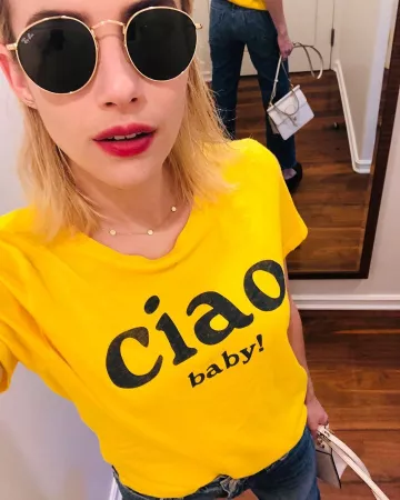 ¡Ciao Bebé! Camiseta amarilla usada por Emma Roberts en su cuenta de Instagram @emmaroberts