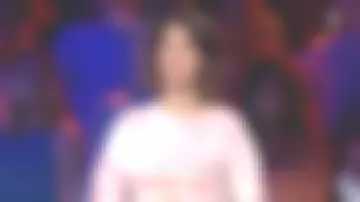 Le sweat rose Vacances j'oublie tout de Églantine Éméyé dans Trouvez l'intrus