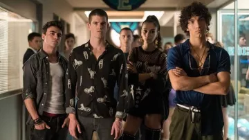 The shirt printed panthers reach by Guzmán (Miguel Bernardeau) in Elite (S03E07)