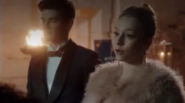 BCBGMaxAzria Margaret Marabou Fur Chaqueta rosa usada por Carla (Ester Expósito) como se ve en Elite S01E04
