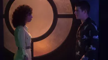 La chemise noire imprimée The Kooples portée par Guzmán (Mi­guel Ber­nar­deau) dans la série Élite (S03E07)