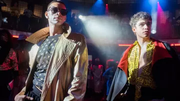 Camisa amarilla estampada usada por un bailarín como se ve en Pose (S01E05)