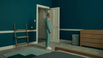 Nike baskets Blanches portées par Hanna (Esme Creed-Miles) comme on le voit dans Hanna (S02E04)