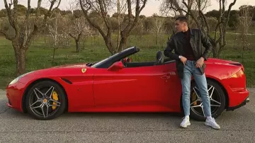 The neck sweater reassembled red worn by Arón Piper on the account Instagram @ander.piper