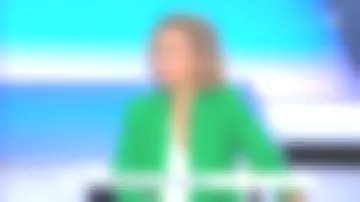 La chaqueta verde patrón jacquard, corte ajustado, cuello sastre de Caroline Roux en do en el aire