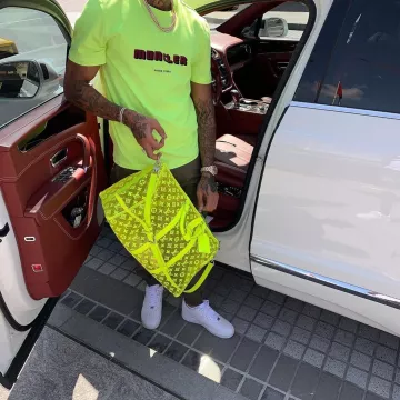 El par de zapatillas blancas Nike Air Force 1 usadas por Fredo en su cuenta de Instagram @fredo