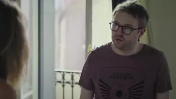 Le t-shirt homme violet mauve 'Under control' de Nathan Leserman (Thibaud Vaneck) dans Plus belle la vie