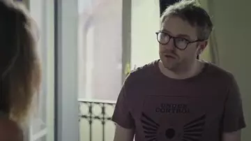 Le t-shirt homme violet mauve 'Under control' de Nathan Leserman (Thibaud Vaneck) dans Plus belle la vie