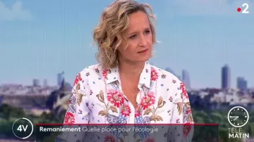 The blouse in twill silk printed scarf by Caroline Roux in Télématin the 4 truths