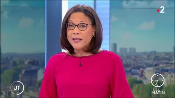 The crepe dress poppy collar boat fantasy and V-neckline at the back of Karine Baste-Regis in Télématin