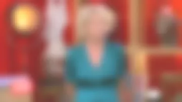 La robe midi satinée en soie émeraude de Sophie Davant dans Affaire conclue