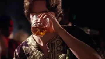 Camisa con estampado de fantasía tribal usada por el Dr. Nicholas Garrigan (James McAvoy) como se ve en The Last King of Scotland