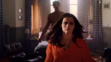 Orange sweater worn by Shelly 'Elle' Evans (Joey King) as seen in The Kissing Booth 2