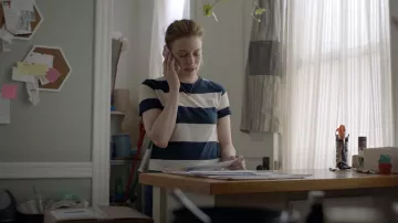 Top a rayas usado por Kate (Gillian Jacobs) como se ve en I Used to Go Here