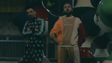 L'ensemble de survêtement tricolore Drôle de Monsieur de Oli dans le clip INSOLENT #4 de Bigflo & Oli