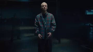 La veste à carreaux de Squeezie dans son clip Guépard feat. Nemir