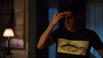 Camiseta de pescado multicolor estampada en negro usada por Polo (Álvaro Rico) como se ve en Elite (S03E06)