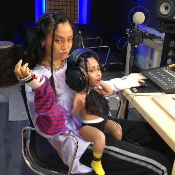 Le top à manches longues porté par MeLoveMeALot sur son compte Instagram @melovemealot 