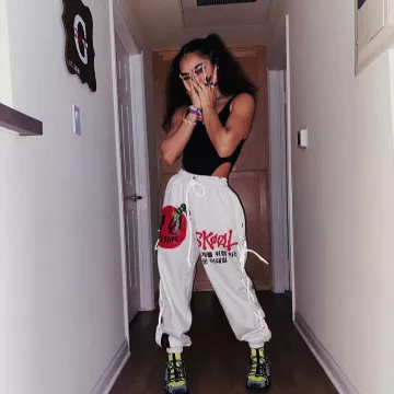 Le pantalon de jogging Skoot Therapy porté par Avani sur son compte Instagram @avani 