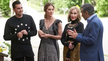 Vestido usado por Alexis Rose (Annie Murphy) como se ve en Schitt's Creek (S03E11)