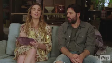 Vestido marfil con oro usado por Alexis Rose (Annie Murphy) como se ve en Schitt's Creek S04E11