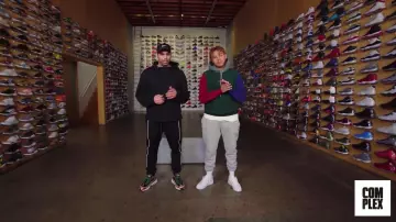 La sudadera con capucha de YBN Cordae en el video YBN Cordae va de compras con complejo