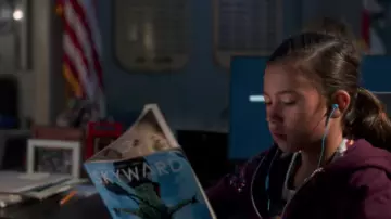 Le sweatshirt à capuche porté par Trixie (Scarlett Estevez) dans Lucifer (S04E01)