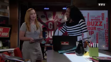 Le top marine à manches longues Scripted porté par Hilary Curtis (Mishael Morgan) dans la série Les feux de l'amour (Saison 44 Episode 244)