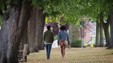 Les sandales Steve Madden Irenee en Nubuck portées par Leilani (Issa Rae) dans The Love Birds