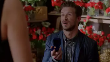 La bague de re-fiançailles de Fallon Carrington (Eli­za­beth Gil­lies) dans Dynastie (Saison 3 Episode 13)