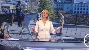 The short dress V-neck slim fit buttoned Natacha Harry in Télématin the 10.07.2020