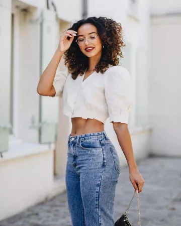 El cuello en V demasiado alto de Flora Coquerel abotonado en lino beige en su cuenta de Instagram @floracoquerel