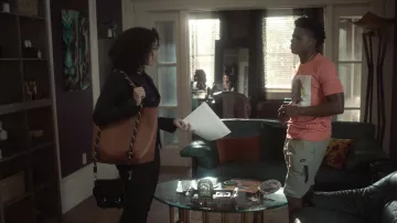 The brown bag style tote bag from Nicole Warren (Alisha Wainwright) in How to raise a super-hero (S01E04)
